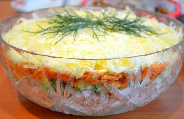 Для приготовления салата с копченой курицей, корейской морковью и огурцом вам потребуется: