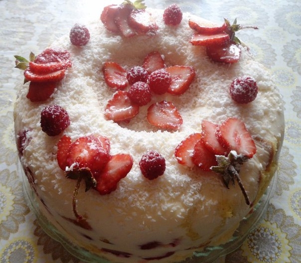Торт-желе бисквитно-сметанный на сей раз только с клубникой Торт-желе бисквитно-сметанный на сей раз только с клубникой