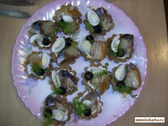 СЕЛЁДОЧКА В ХЛЕБНЫХ КОРЗИНОЧКАХ