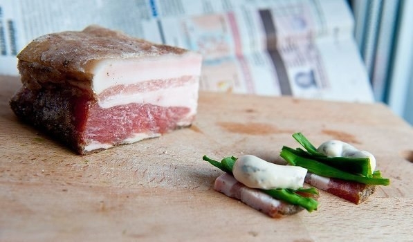 Как солить сало с чесноком»