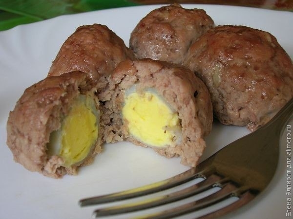 Мини-зразы с перепелиными яйцами.