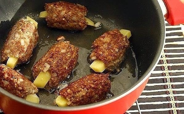 КОТЛЕТЫ ЭКОНОМНЫ (Только предупреждаю - не проглотите язык!...) КОТЛЕТЫ ЭКОНОМНЫ (Только предупреждаю - не проглотите язык!...)