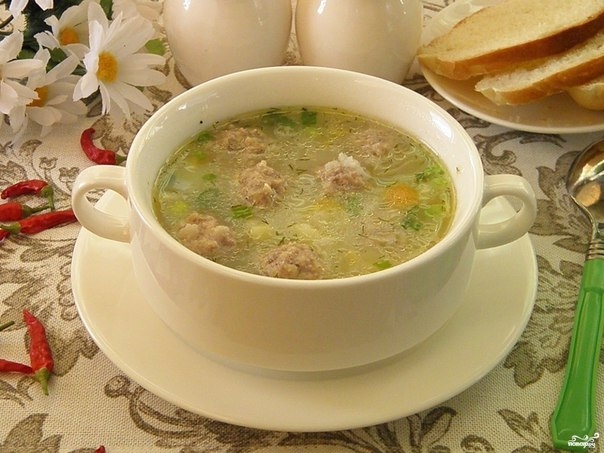 Суп с фрикадельками и рисом.