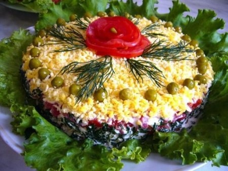 Слоеный салат "Талия" с курицей, грибами и помидорами