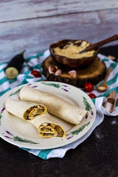 Ролл с курицей и хумусом