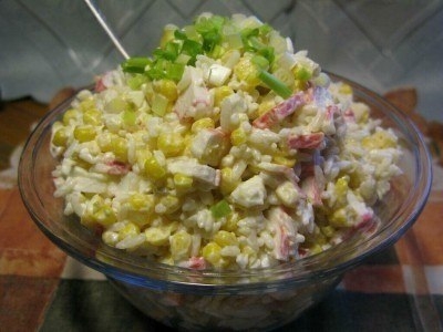 Салат с крабовыми палочками и кукурузой