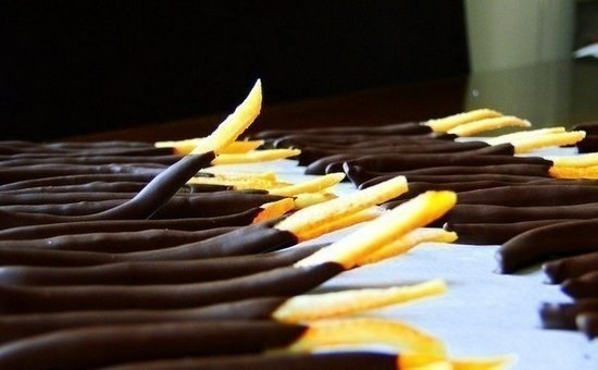Апельсиновые палочки в шоколаде.