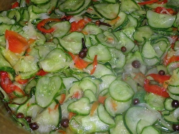 САЛАТ ИЗ ОГУРЦОВ ( ОХ, ХОРОША ЗАКУСКА!)