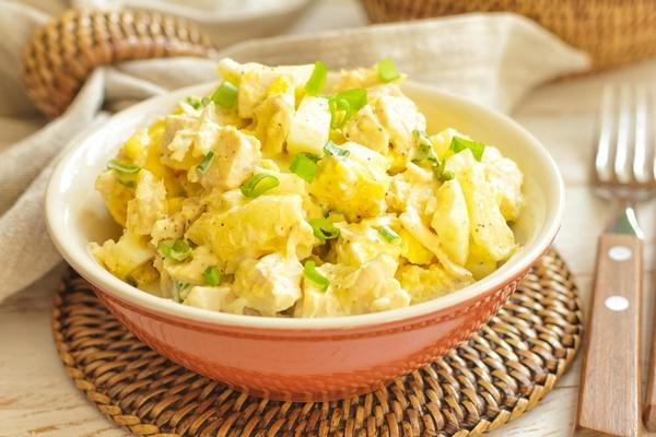 Диетический салат с курицей и яйцами