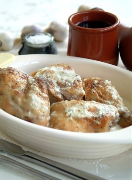 Шкмерули (цыпленок табака в молочно-чесночном соусе).