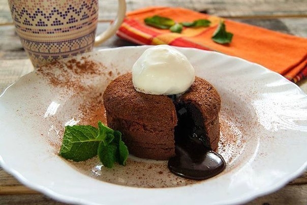 Шоколадный фондан или Fondant au chocolat - "тающий шоколад", а еще его называют лава кейк, потому что горячий шоколад как лава вытекает из шоколадного кекса.