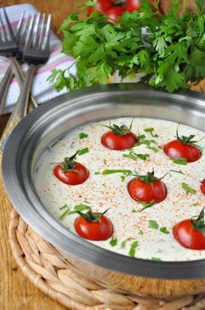 Нежная творожно-сырная запеканка с помидорами-черри, приготовленная на пару