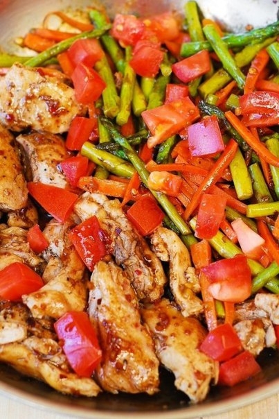 БАЛЬЗАМИЧЕСКАЯ КУРИЦА СО СПАРЖЕЙ И ПОМИДОРАМИ!