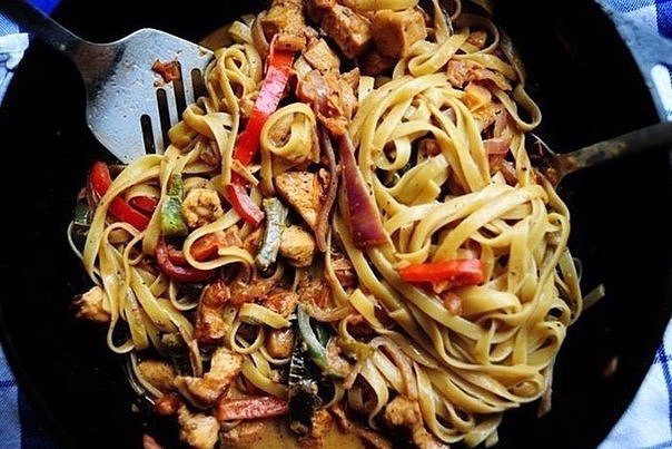 Готовим острую пасту с курицей.