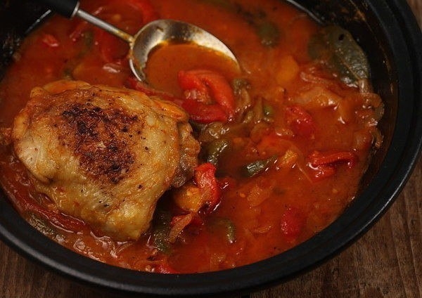 Тушеная курица с перцем