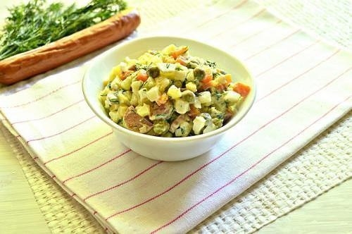 Салат с охотничьими колбасками и сырным соусом