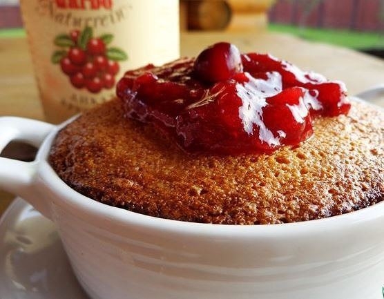 Манник с бруснично-медовым соусом