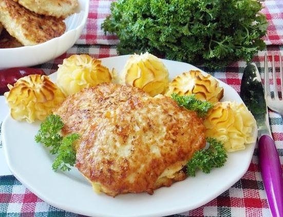 Куриные котлеты в кляре из сыра и овсянки и Розочки из картофеля с чесноком