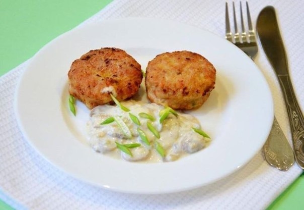 ДЕТСКИЕ КУРИНЫЕ КОТЛЕТЫ ПОД СОУСОМ