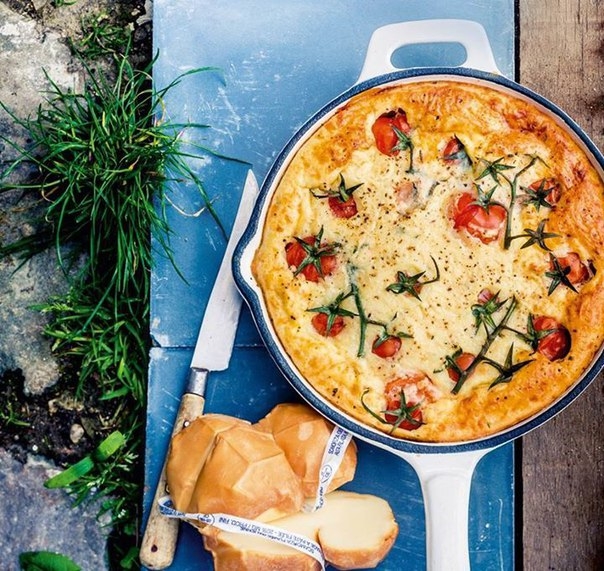Клафути с помидорами черри, сыром скаморца и тимьяном