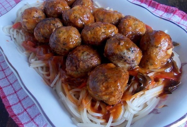 Мясные шарики со шпинатом и томатно-базиликовым соусом