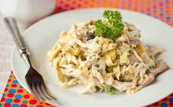 Салат с курицей, омлетом и грибами: белковый заряд! на 100грамм - 104.39 ккалБ/Ж/У - 16.67/3.38/0.71