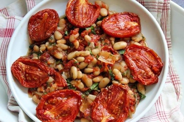 Теплый салат из белой фасоли и томатов (веганский)