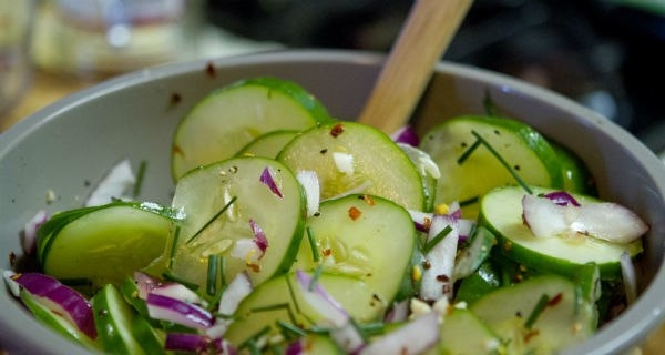 Салат с огурцом и красным луком