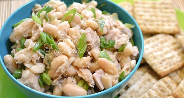 Салат с фасолью, курицей и грибами