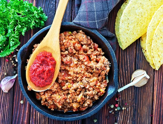Соте из индейки с помидорами и кинзой