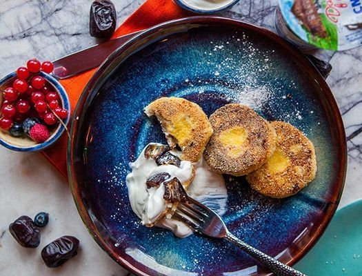 Сырники с кукурузной мукой орехами и финиками