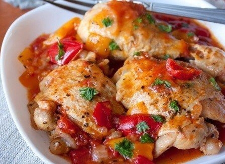 . Курица запеченная с грибами и томатной пастой