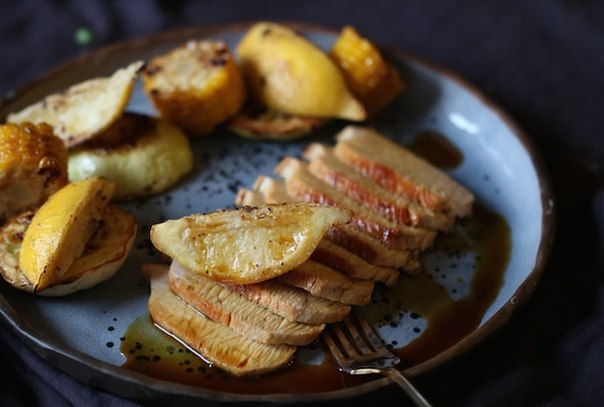 Индейка с солеными лимонами и овощами