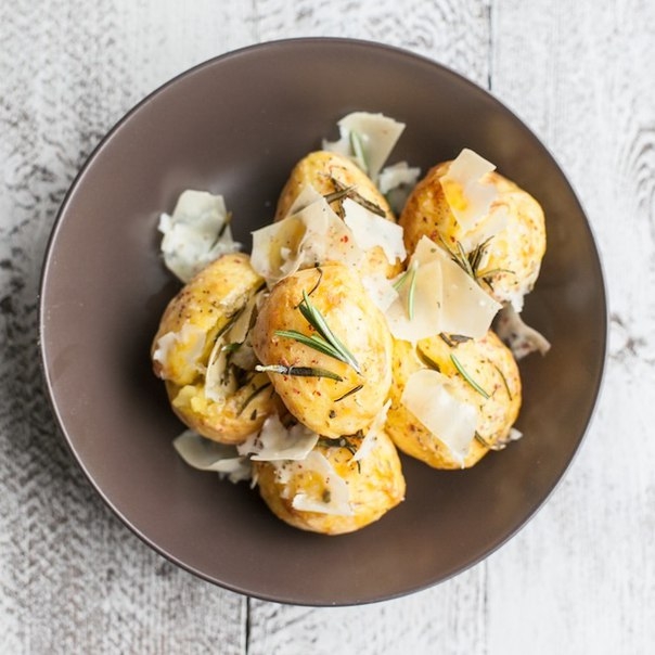 КАРТОФЕЛЬ С РОЗМАРИНОМ И ПАРМЕЗАНОМ