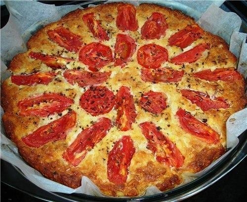 Творожная запеканка с чесночком и томатами