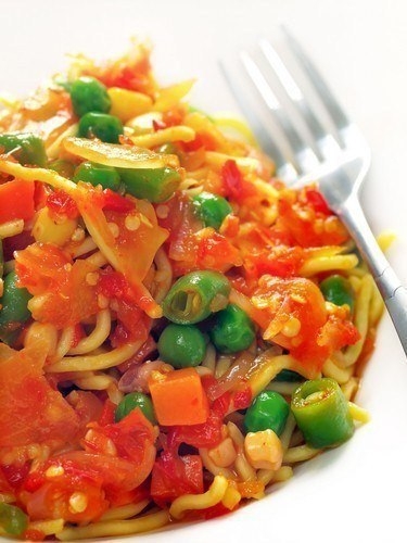 Салат из рисовой лапши с овощами и зеленью