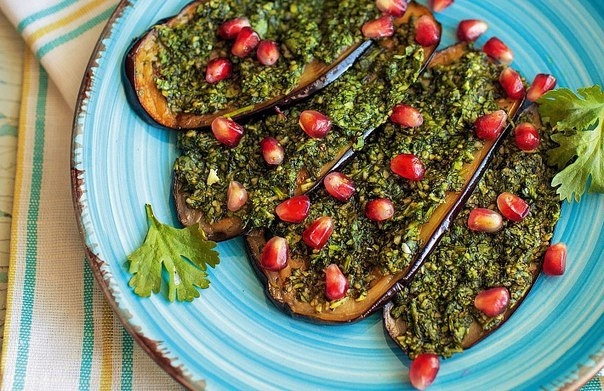 Жареные баклажаны с кинзой и зернами граната