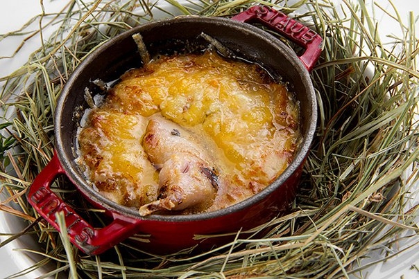 Жюльен из белых грибов с алтайским сыром и перепелкой