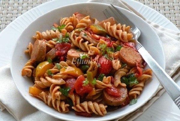 Макароны с колбасой и помидорами