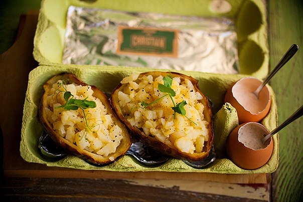 Запеченный картофель с 2 видами соуса и крабом в упаковке из-под яиц