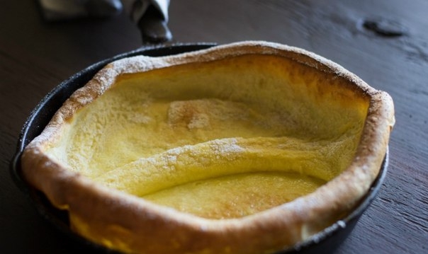 Dutch baby с лимонным соком и сахарной пудрой