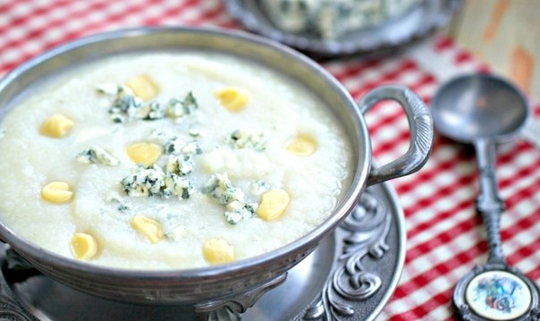Суп-пюре из цветной капусты с клецками и голубым сыром