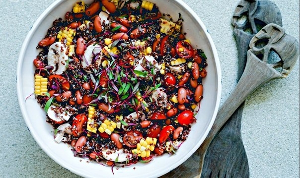Пикантный салат с киноа, красной фасолью и кукурузой