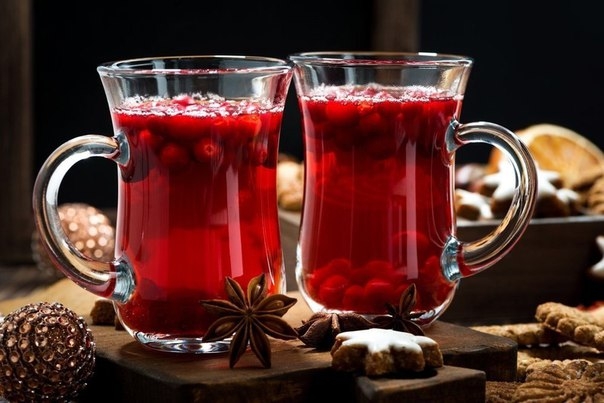 Горячий клюквенный напиток с ромом.