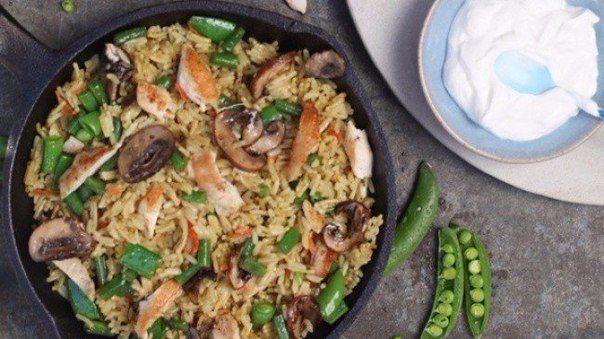 Рис со стручковой фасолью, курицей и грибами