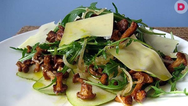 РЕЦЕПТ САЛАТА С ЛИСИЧКАМИ, РУККОЛОЙ И ГРУШЕЙ
