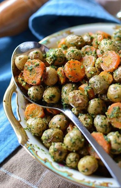 Печеный картофель с морковью и песто из рукколы