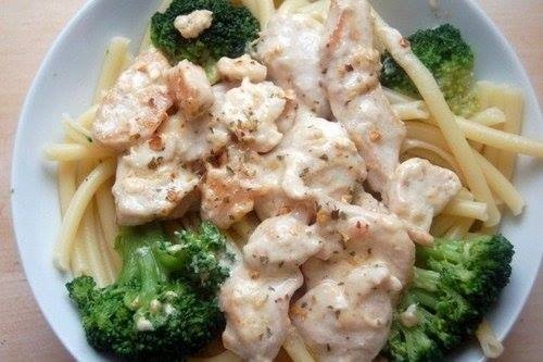 Куриная грудка с овощами и спагетти