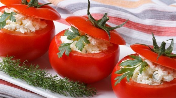 Томаты с сыром и зеленью