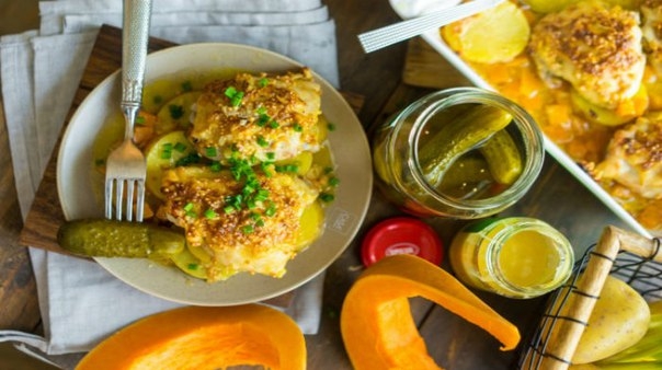 Куриные бёдрышки в маринаде из горчицы с картофелем и тыквой